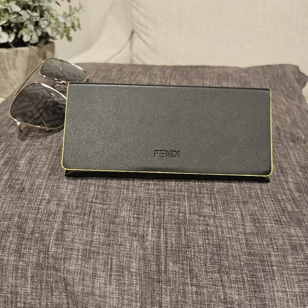 Almost new Fendi logo sunglasses